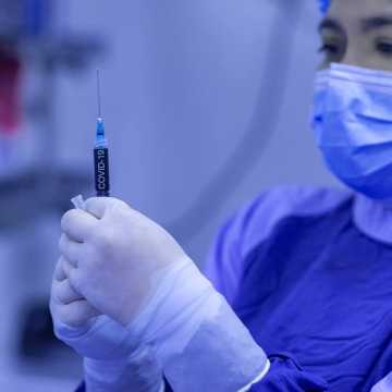 Połowa Polaków nie chce szczepić się przeciwko koronawirusowi
