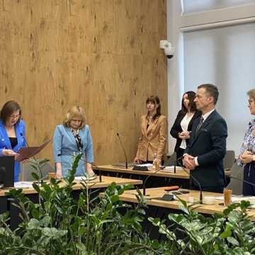 Ostatnia planowa sesja Rady Miejskiej w Radomsku. Były kwiaty, podziękowania i życzenia