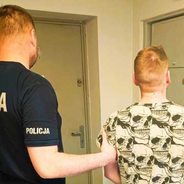 [WIDEO] Ukradli trzy wina i pobili ekspedientkę. Mieszkańcy województwa śląskiego zostali zatrzymani przez radomszczańską policję