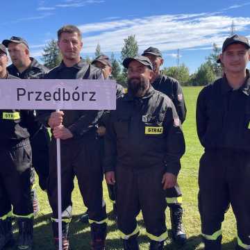 [WIDEO] Powiatowe Zawody Sportowo-Pożarnicze OSP w Kamieńsku: rywalizacja na najwyższym poziomie