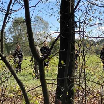 [WIDEO] Manewry klas mundurowych ZSP 1 w Radomsku. Praktyczna lekcja poszukiwania zaginionych