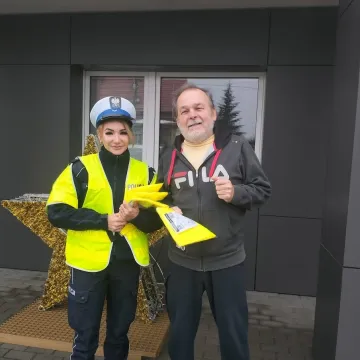 Kodrąb: w ramach akcji „Świeć przykładem” policjanci rozdawali kamizelki odblaskowe