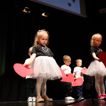 Dzieci z PP nr 9 w Radomsku wystąpiły w MDK dla mamy i taty