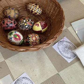 Powrót do korzeni. Uczestnicy warsztatów tworzyli pisanki batikowe w Muzeum Regionalnym w Radomsku