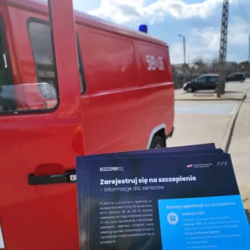 Strażacy z powiatu radomszczańskiego roznoszą ulotki na temat szczepień