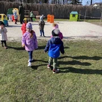 Zajączek ukrył się w PP nr 5 w Radomsku. Dzieci ruszyły na poszukiwania