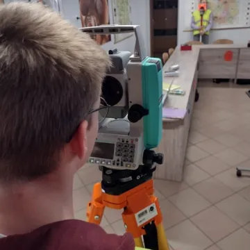 Nowy sprzęt dla przyszłych geodetów z „Mechanika” w Radomsku