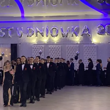 Szampańska zabawa studniówkowa ZSE w Radomsku