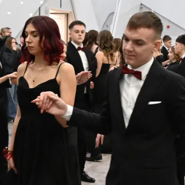 Polonez i odliczanie do matury. Studniówka ZSE w Radomsku