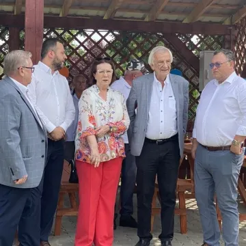 W Sudzinku otwarto nową drogę. Wstęgę przecinał m.in. wicemarszałek Sejmu RP