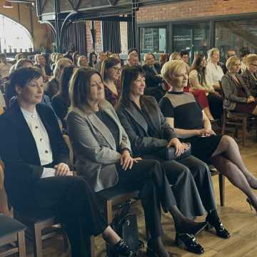 [WIDEO] Powiatowy Dzień Edukacji Narodowej w Radomsku: Starosta nagrodził nauczycieli i dyrektorów szkół