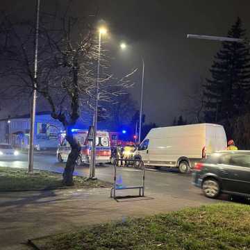 [WIDEO] Dwa pojazdy zderzyły się na skrzyżowaniu ul. Piastowskiej z Tysiąclecia w Radomsku. Sprawca wydmuchał ponad 3 promile