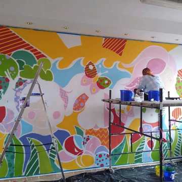 Licealistki z częstochowskiego plastyka namalowały mural w PSP nr 7 w Radomsku