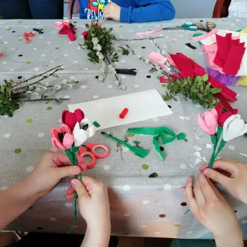 Dzieci tworzyły wielkanocne palmy