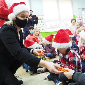 Odblaski od Świętego Mikołaja i policjantów