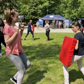 Żołnierze uczą w Radomsku kobiety podstaw samoobrony