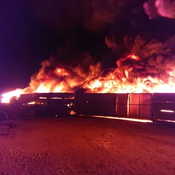 Brudzice: spłonęły baloty słomy i opony