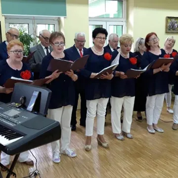 „Serce Matki’. Koncert dla pensjonariuszy Domu Pomocy Społecznej w Radomsku