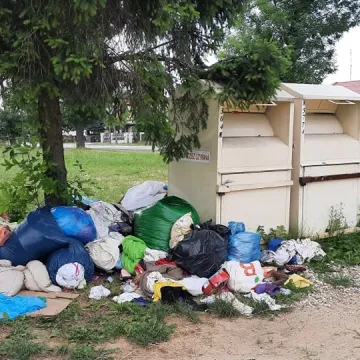 Bałagan przy kontenerach na używaną odzież