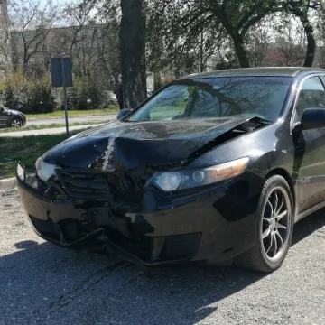 Uderzył w słup oświetleniowy, po czym uciekł z miejsca zdarzenia