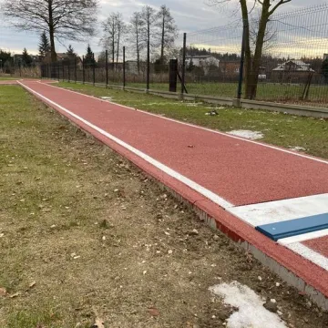 Przy PSP3 w Radomsku powstał kompleks lekkoatletyczny
