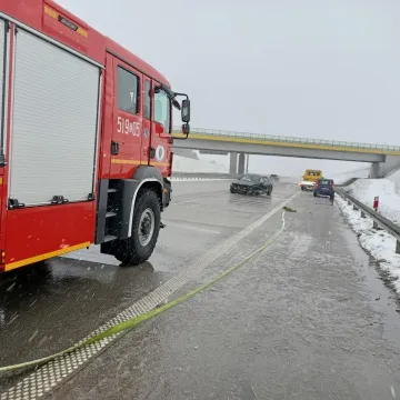 Na A1 samochód wjechał w bariery. Są utrudnienia