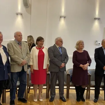 Sześć par uhonorowanych medalami za długoletnie pożycie małżeńskie