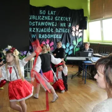 PSP 8 w Radomsku nadano imię „Przyjaciół Dzieci”. Uroczystości 50-lecia
