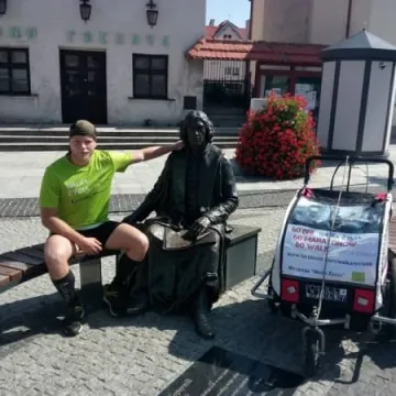 Biegnie, walczy, pomaga