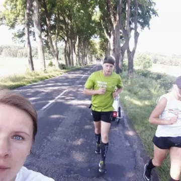 Biegnie, walczy, pomaga