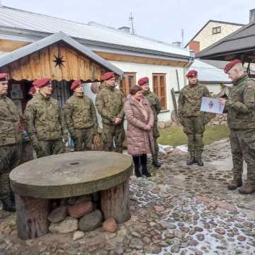 Wojskowi na historycznym spacerze po Przedborzu