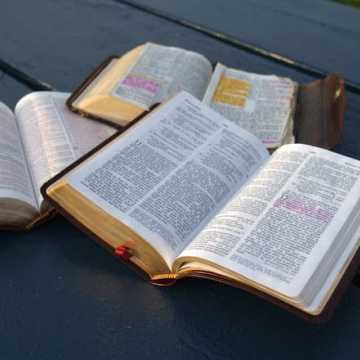 Czytanie Biblii na placu 3 Maja