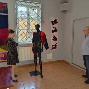 Wystawa w Muzeum Regionalnym w Radomsku: Immersja. Grafika, konstrukcja a forma użytkowa