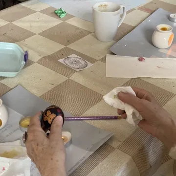 Powrót do korzeni. Uczestnicy warsztatów tworzyli pisanki batikowe w Muzeum Regionalnym w Radomsku