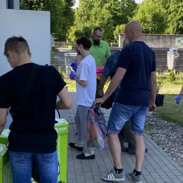 Oddali puszki, otrzymali sadzonki i zioła