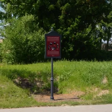 Na skwerach stanęły nowe tablice