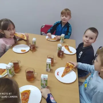 „Zerówiaki” z PSP 8 w Radomsku bawiły się na balu karnawałowym. Świętowały też dzień pizzy