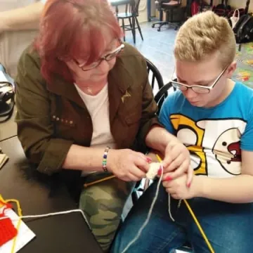 Nauka szydełkowania z seniorami