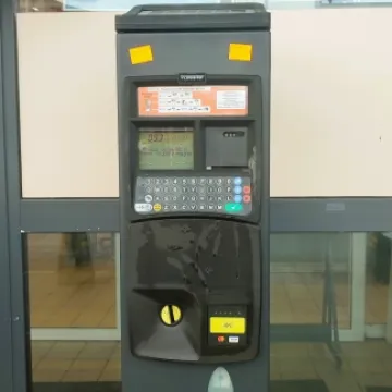 Parking marketu Carrefour w Radomsku tyko z biletem