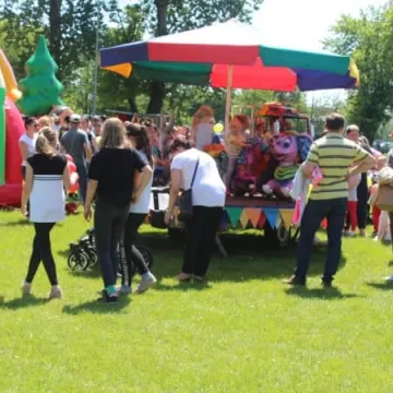 Barwny korowód z okazji Dnia Dziecka