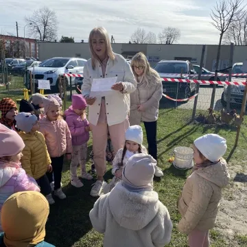 Zajączek ukrył się w PP nr 5 w Radomsku. Dzieci ruszyły na poszukiwania