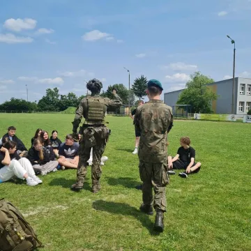 Lekcja patriotyzmu i bezpieczeństwa w ZSP w Dobryszycach