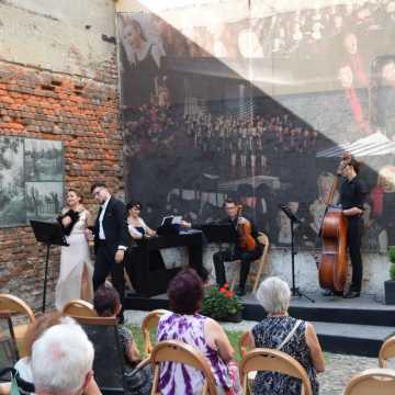 Koncert zespołu Impressja na dziedzińcu muzeum w Radomsku