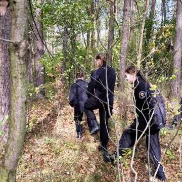 [WIDEO] Manewry klas mundurowych ZSP 1 w Radomsku. Praktyczna lekcja poszukiwania zaginionych