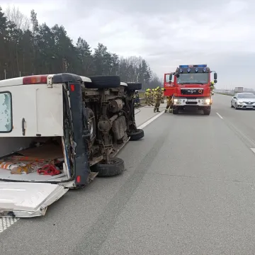 [AKTUALIZACJA] Na A1 samochód osobowy zderzył się z busem. Kierowca prawdopodobnie zasnął