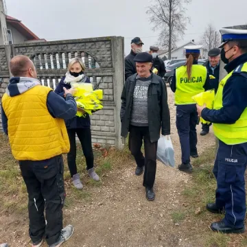 Bezpieczny powiat radomszczański. Kamizelki od policji i starostwa