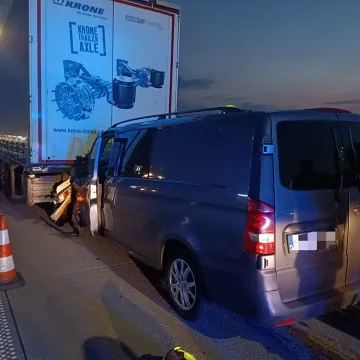 Kierowca busa wbił się pod ciężarówkę, gdyż zasnął