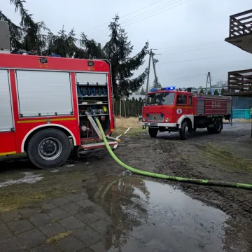 Ogień zajął poddasze i dach plebanii w Kamieńsku