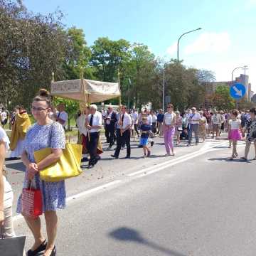 Procesja ku czci Bożego Ciała z parafii NMP Królowej Polski przeszła ulicami miasta