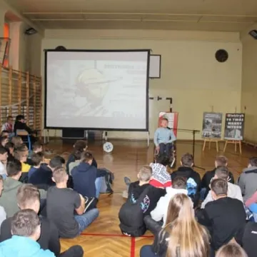 Mówca Łukasz Krasoń motywował uczniów Elektryka